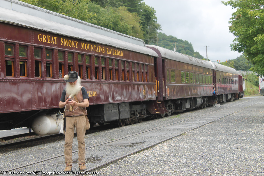 General Lee still hunting for some Yankees while standing in the middle of the tracks